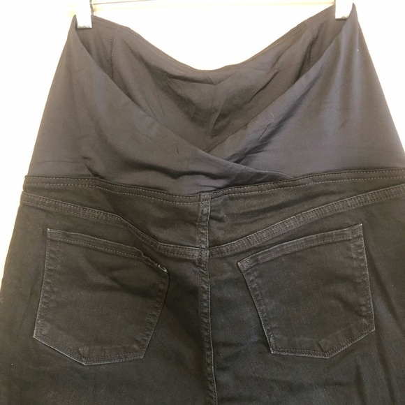 Ingrid & Isabel Maternity Black Crossover Panel Raw Hem Bermuda Jean Shorts 14 - Picture 8 of 16